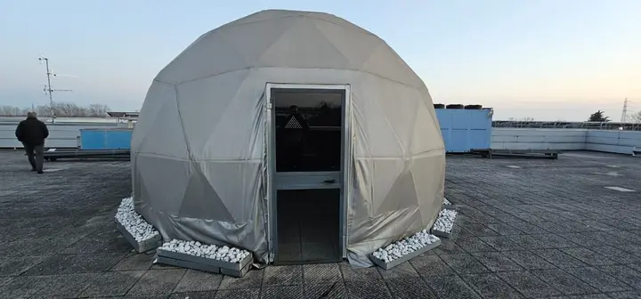 Domo geodésico com estrutura metálica e cobertura em lona
