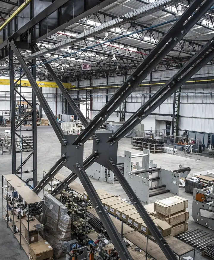 Estrutura metálica industrial com contraventamentos em X