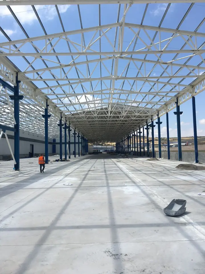 Galpão industrial com colunas e treliças metálicas