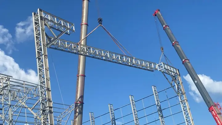 Içamento de treliça de cobertura com guindaste