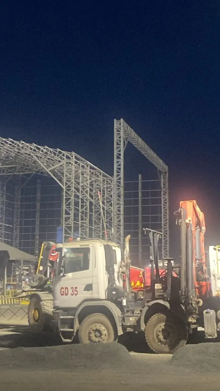 Montagem noturna de galpão de grande porte