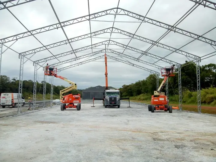 Montagem de treliças de cobertura com plataformas elevatórias