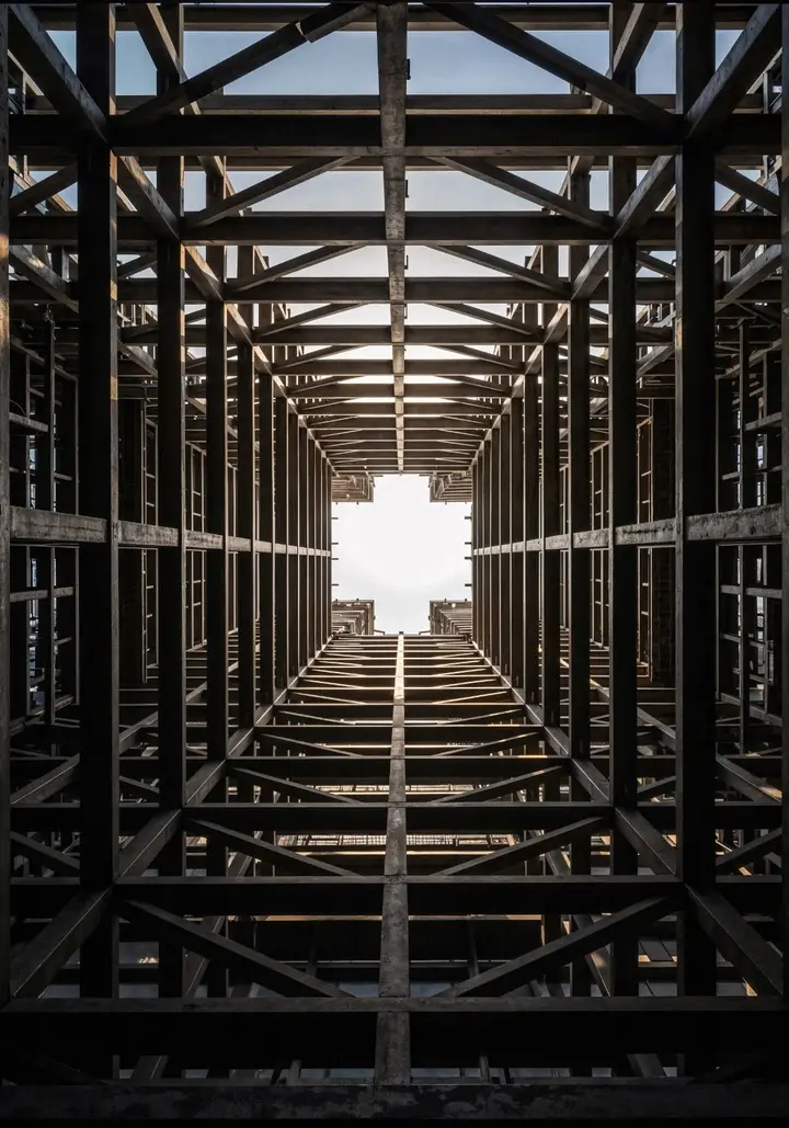 Torre em estrutura metálica vista por dentro
